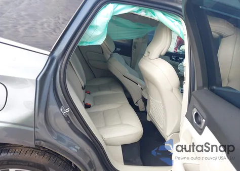 2021 Volvo Xc60 T5 Momentum z USA, uszkodzony, nr VIN YV4102DK8M1726892